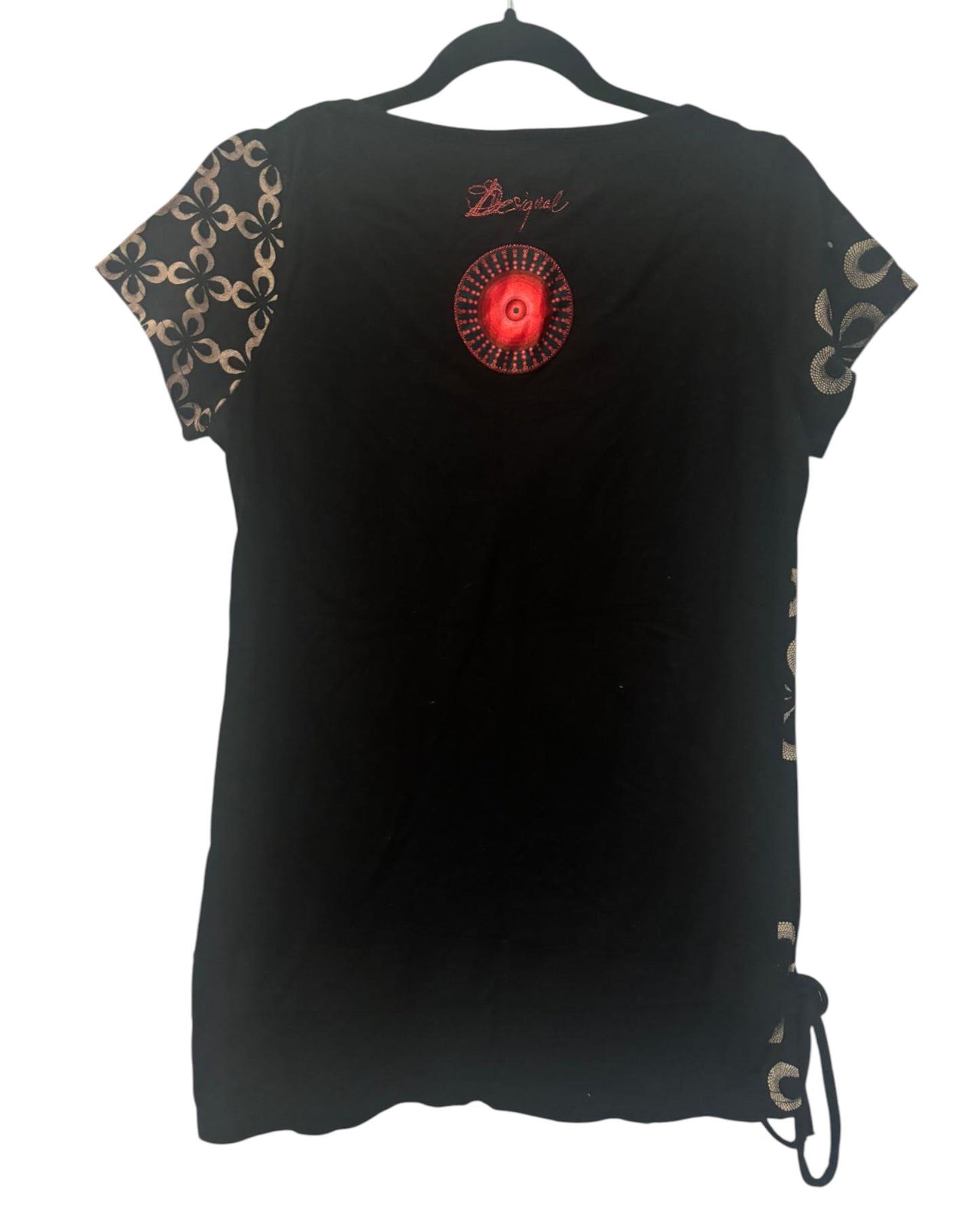 Haut marque desigual